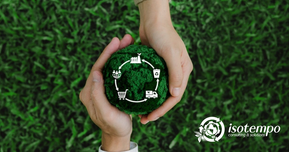 Manos sosteniendo esfera verde con ciclo de economía circular y reciclaje - Isotempo Consulting & Solutions