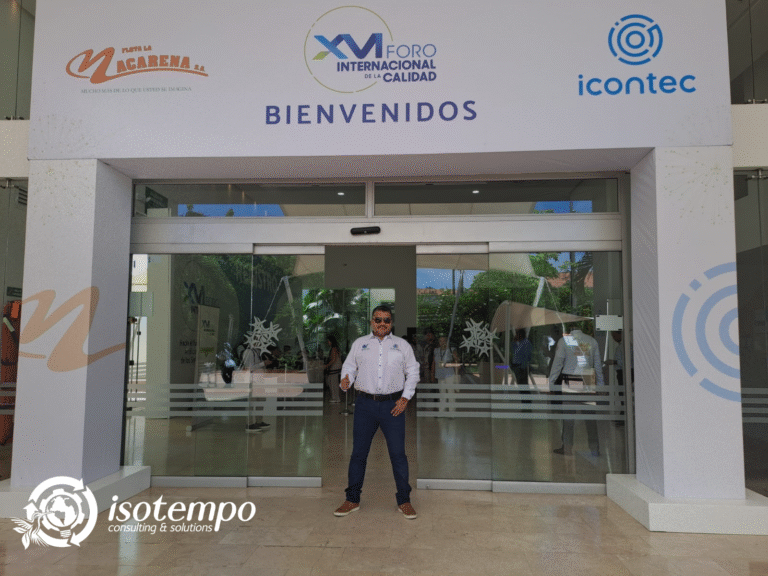 Persona de pie frente a la entrada del XVI Foro Internacional de la Calidad en Cartagena, con logos de Icontec y empresas patrocinadoras en la parte superior. En la esquina inferior izquierda aparece el logo de Isotempo Consulting & Solutions, representando la participación de la empresa en el evento.